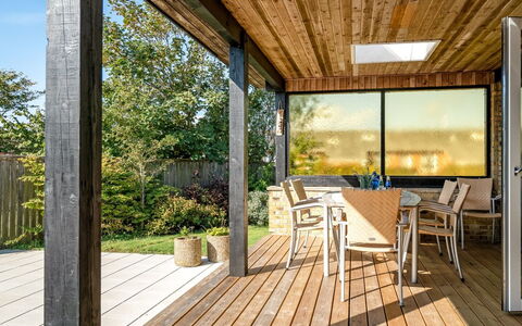 Villum - 700M from the Sea: Architettura, Tetto, Casa, Materiale Composito, Illuminazione Diurna, Raccordo, Driveway