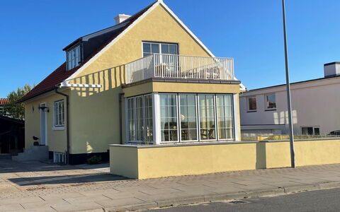 Elka - 100M from the Sea: Zona Residenziale, Tetto, Sobborgo, Driveway, Estate, Camino