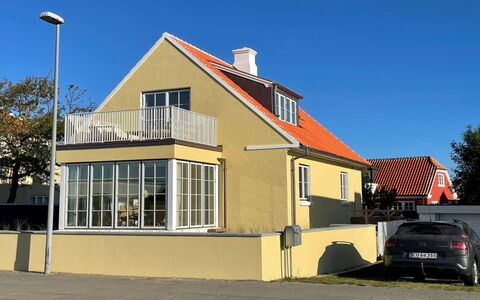 Elka - 100M from the Sea: Zona Residenziale, Tetto, Sobborgo, Driveway, Estate, Camino