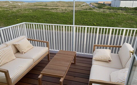 Elka - 100M from the Sea: Zona Residenziale, Tetto, Sobborgo, Driveway, Estate, Camino