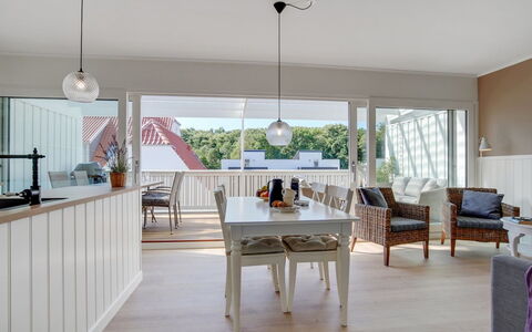 Sylwia - 800M from the Sea: Mobilia, Interior Design, Pavimentazione, Pavimento, Legna, Soffitto, Lampada, Sedia, Cucina & Sala Da Pranzo Tavolo, Pavimento In Legno