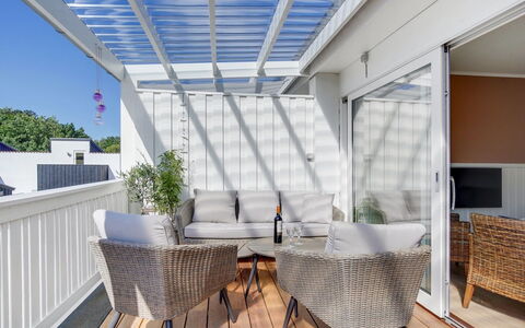 Sylwia - 800M from the Sea: Mobilia, Legna, Mobili Da Esterno, Interior Design, Pavimento, Casa, Tavolo, Portico, Sedia, Deck