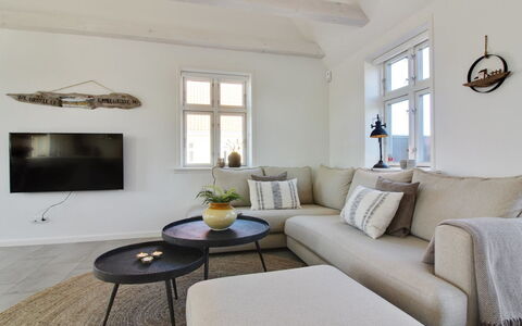 Gine - 1.5Km from the Sea: Tetto, Casa, Casa, Villetta, Porta, Raccordo, Deck, Portico, Plank, Latifoglie