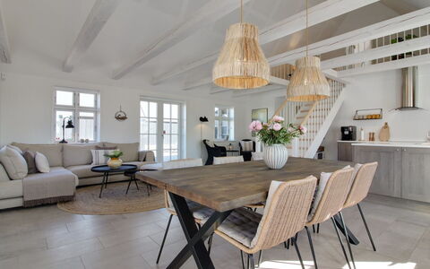 Gine - 1.5Km from the Sea: Tetto, Casa, Casa, Villetta, Porta, Raccordo, Deck, Portico, Plank, Latifoglie
