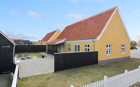 Gine - 1.5Km from the Sea: Tetto, Casa, Casa, Villetta, Porta, Raccordo, Deck, Portico, Plank, Latifoglie