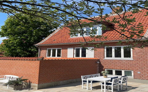 Urs - 200M from the Sea: Parete, Brick, Casa, Muratura, Facciata, Zona Residenziale, Casa, Architettura, Tetto, Materiale Composito