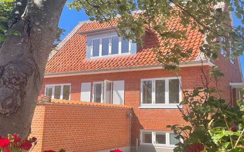 Urs - 200M from the Sea: Architettura, Tetto, Casa, Materiale Composito, Illuminazione Diurna, Raccordo, Driveway