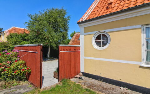Ilselil - 500M from the Sea: Legna, Casa, Casa, Porta, Villetta, Raccordo, Color Legno, Giardino, Prato, Backyard