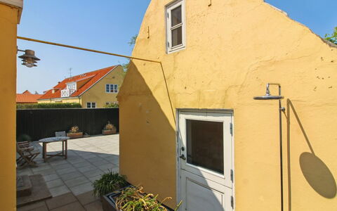 Ilselil - 500M from the Sea: Parete, Giallo, Casa, Tetto, Casa, Villetta, Porta, Materiale Composito, Dipingere
