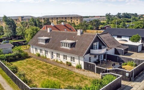 Anais - 1.6Km from the Sea: Costruzione, Tetto, Zona Residenziale, Casa, Casa, Lotto, Insediamento Umano, Estate, Sobborgo, Villetta