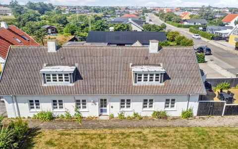 Gæsling - 1.6Km from the Sea: Finestra, Tetto, Casa, Casa, Zona Residenziale, Villetta, Estate, Finestra A Ghigliottina, Sobborgo, Camino