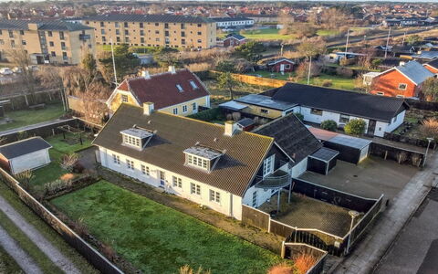 Gæsling - 1.6Km from the Sea: Tetto, Casa, Zona Residenziale, Casa, Sobborgo, Estate, Landscaping, Driveway, Recinzione, Camino