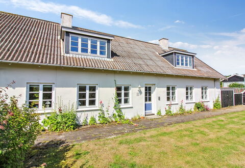 Gæsling - 1.6Km from the Sea: Erba, Costruzione, Finestra, Tetto, Casa, Casa, Arbusto, Zona Residenziale, Villetta, Estate