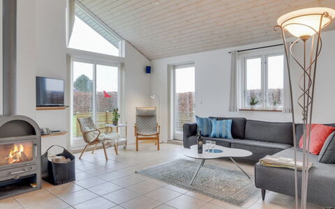 Annesophie - 300M to the Fjord: Mobilia, Interior Design, Pavimentazione, Legna, Soffitto, Pavimento, Divano, Soggiorno, Sedia, Casa