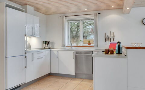 Annesophie - 300M to the Fjord: Pavimentazione, Cucina, Controsoffitto, Legna, Interior Design, Elettrodomestico Da Cucina, Pavimento, Cabinetry, Soffitto, Mobilia