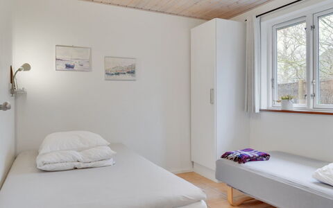 Annesophie - 300M to the Fjord: Letto, Camera Da Letto, Parete, Interior Design, Legna, Pavimento, Lenzuolo, Soffitto, Pavimentazione, Mobilia