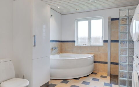 Annesophie - 300M to the Fjord: Pavimentazione, Pavimento, Bagno, Idraulico Fixture, Interior Design, Gabinetto, Soffitto, Piastrella, Idraulico, Vasca Da Bagno