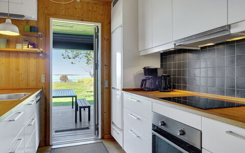Iadrik - 85M to the Fjord: Cucina, Legna, Elettrodomestico Da Cucina, Pavimentazione, Interior Design, Controsoffitto, Pavimento, Apparecchio Major, Elettrodomestico, Cabinetry