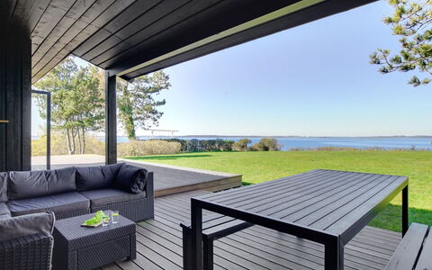 Iadrik - 85M to the Fjord: Tetto, Casa, Casa, Villetta, Raccordo, Estate, Driveway, Edifici Giardino, Cortile, Capannone