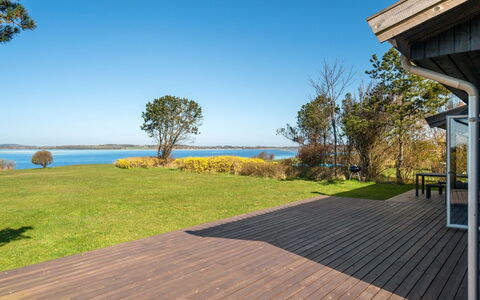 Iadrik - 85M to the Fjord: Tetto, Casa, Casa, Villetta, Raccordo, Estate, Driveway, Edifici Giardino, Cortile, Capannone