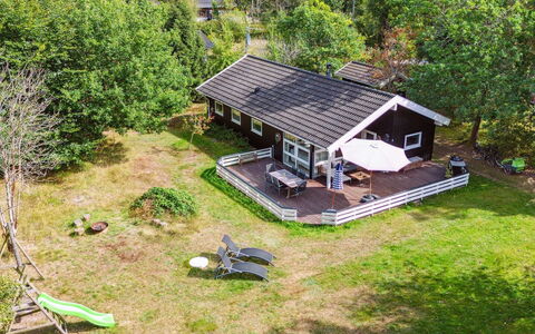 Amola - 1.6Km from the Sea: Appartamento, Shade, Balcone, Sedia, Recinzione, Mobili Da Esterno, Alluminio, Erba Sintetica