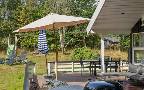 Amola - 1.6Km from the Sea: Appartamento, Shade, Balcone, Sedia, Recinzione, Mobili Da Esterno, Alluminio, Erba Sintetica