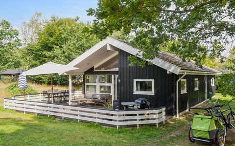 Amola - 1.6Km from the Sea: Appartamento, Shade, Balcone, Sedia, Recinzione, Mobili Da Esterno, Alluminio, Erba Sintetica
