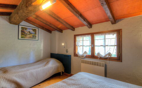 Les Oiseaux: Camera, Camera Da Letto, Proprietà, Letto, Soffitto, Mobilia, Interior Design, Costruzione, Fascio, Telaio Del Letto