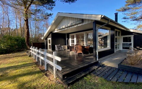 Eweline - 75M from the Sea: Tetto, Casa, Porta, Villetta, Shade, Raccordo, Cortile, Estate, Backyard