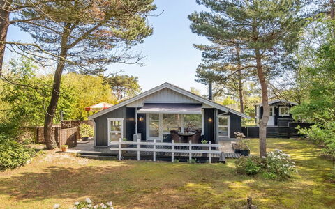 Eweline - 75M from the Sea: Tetto, Casa, Porta, Villetta, Shade, Raccordo, Cortile, Estate, Backyard