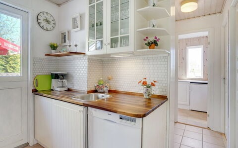 Eweline - 75M from the Sea: Cucina, Elettrodomestico Da Cucina, Controsoffitto, Interior Design, Apparecchio Major, Cabinetry, Pavimentazione, Legna, Mobilia, Elettrodomestico
