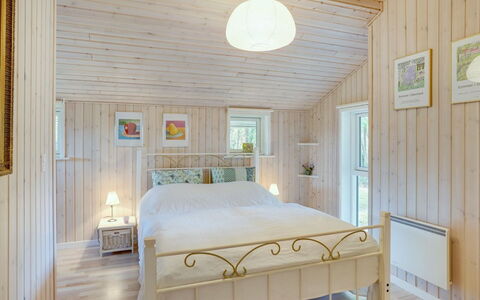 Eweline - 75M from the Sea: Interior Design, Pavimentazione, Legna, Camera Da Letto, Pavimento, Soffitto, Mobilia, Letto, Camera, Illuminazione