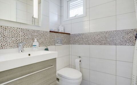 Eweline - 75M from the Sea: Bagno, Idraulico Fixture, Pavimentazione, Interior Design, Pavimento, Piastrella, Mosaico, Idraulico, Mobiletto Del Bagno, Rubinetto