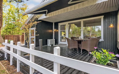 Eweline - 75M from the Sea: Legna, Casa, Portico, Villetta, Raccordo, Porta, Shade, Deck, Latifoglie, Estate