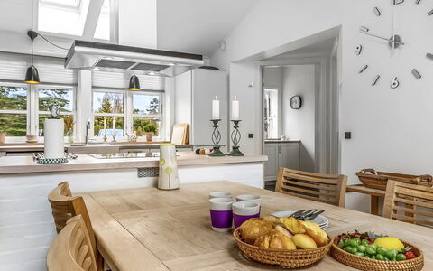 Amon - 670M from the Sea: Mobilia, Interior Design, Pavimentazione, Pavimento, Cucina, Controsoffitto, Lampada, Legna, Soffitto, Sedia