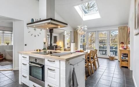 Amon - 670M from the Sea: Cucina, Mobilia, Controsoffitto, Interior Design, Pavimentazione, Legna, Cabinetry, Soffitto, Elettrodomestico Da Cucina, Pavimento