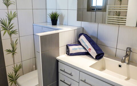 Cavalaire 180: Bagno, Camera, Piastrella, Proprietà, Rubinetto, Mobilia, Pavimento, Controsoffitto, Interior Design, Parete