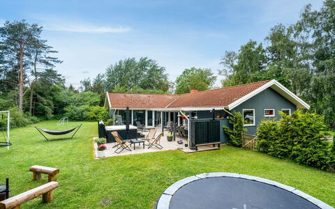 Sverker - 300M from the Sea: Tetto, Casa, Casa, Villetta, Porta, Raccordo, Deck, Portico, Plank, Latifoglie