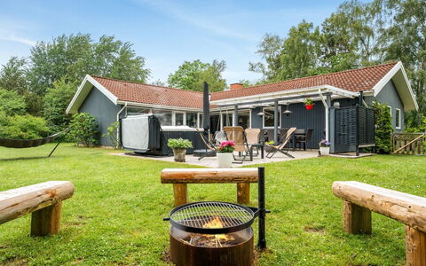 Sverker - 300M from the Sea: Tetto, Casa, Casa, Villetta, Porta, Raccordo, Deck, Portico, Plank, Latifoglie