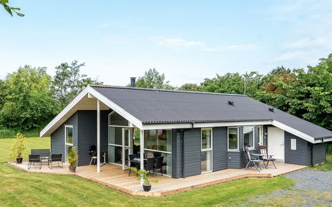 Luukas - 150M from the Sea: Appartamento, Shade, Balcone, Sedia, Recinzione, Mobili Da Esterno, Alluminio, Erba Sintetica