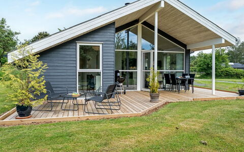 Luukas - 150M from the Sea: Appartamento, Shade, Balcone, Sedia, Recinzione, Mobili Da Esterno, Alluminio, Erba Sintetica