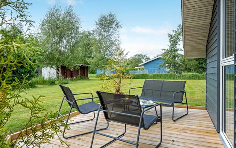 Luukas - 150M from the Sea: Appartamento, Shade, Balcone, Sedia, Recinzione, Mobili Da Esterno, Alluminio, Erba Sintetica