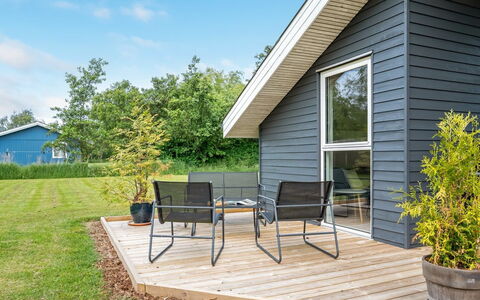 Luukas - 150M from the Sea: Appartamento, Shade, Balcone, Sedia, Recinzione, Mobili Da Esterno, Alluminio, Erba Sintetica