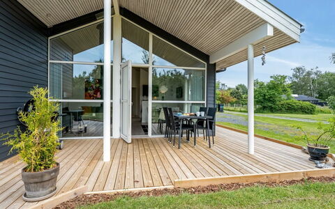 Luukas - 150M from the Sea: Appartamento, Shade, Balcone, Sedia, Recinzione, Mobili Da Esterno, Alluminio, Erba Sintetica