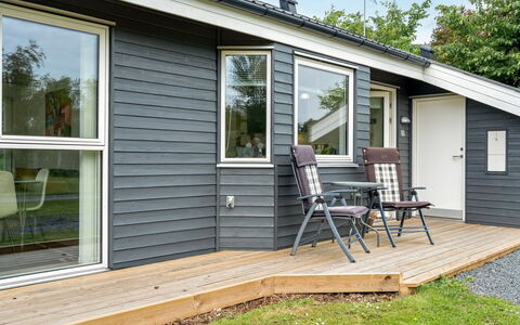 Luukas - 150M from the Sea: Appartamento, Shade, Balcone, Sedia, Recinzione, Mobili Da Esterno, Alluminio, Erba Sintetica