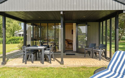 Veljan - 400M from the Sea: Tetto, Casa, Lotto, Casa, Villetta, Estate, Edifici Giardino, Shade, Log Cabin, Landscaping
