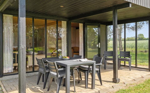 Veljan - 400M from the Sea: Tetto, Casa, Lotto, Casa, Villetta, Estate, Edifici Giardino, Shade, Log Cabin, Landscaping