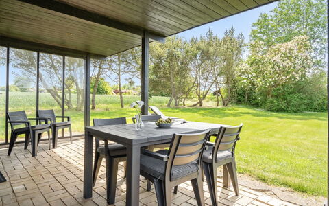 Veljan - 400M from the Sea: Tetto, Casa, Lotto, Casa, Villetta, Estate, Edifici Giardino, Shade, Log Cabin, Landscaping