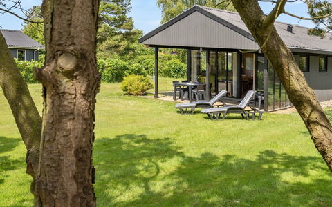 Veljan - 400M from the Sea: Tetto, Casa, Lotto, Casa, Villetta, Estate, Edifici Giardino, Shade, Log Cabin, Landscaping