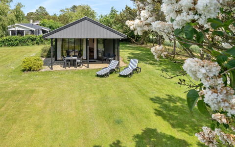 Veljan - 400M from the Sea: Tetto, Casa, Lotto, Casa, Villetta, Estate, Edifici Giardino, Shade, Log Cabin, Landscaping